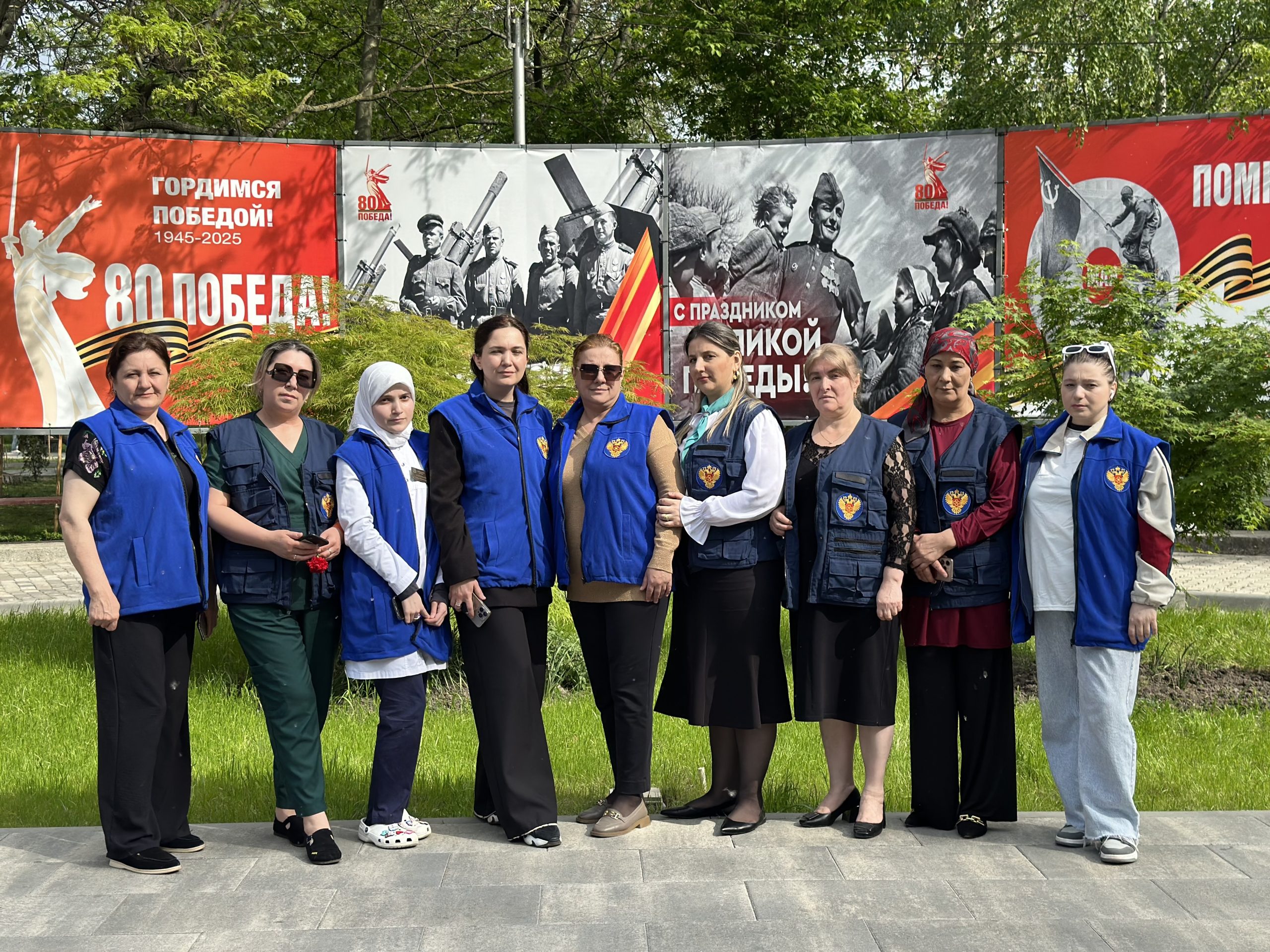 Сотрудники МКБ возложили цветы  к Вечному огню у памятника «Воину освободителю».